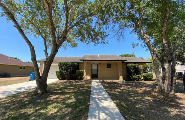 226 Blue Bonnet - 226 Blue Bonnet, Floresville, TX 78114