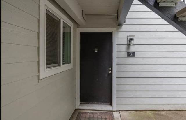 Charming Ground-Level 1BR in Sequoia Park – **Waived application fee.