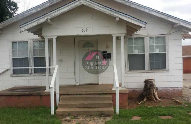 Adorable One Bedroom Duplex!