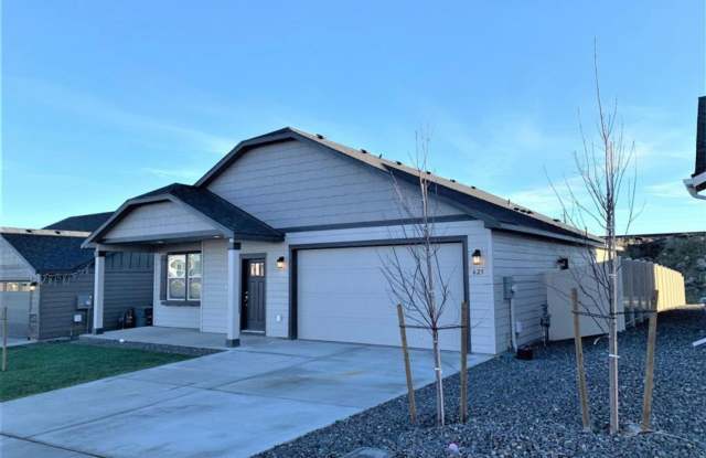 Newer Home in Kennewick, Great Location! Pets welcome!