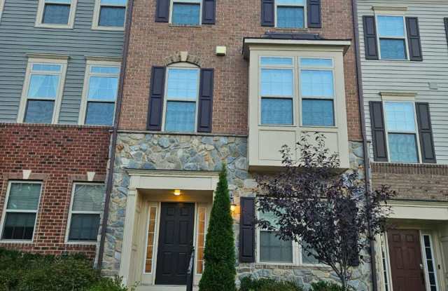 Gorgeous 4-Bed 3.5-Bath Townhouse next to Ft Meade