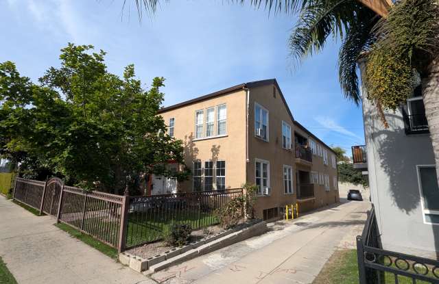 1261 S Plymouth Blvd