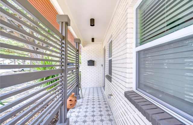 509 E DAVIS BOULEVARD