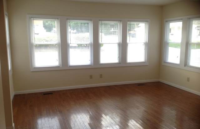 ***AVAILABLE AUGUST 2027*** 5 Bedroom 3 Bathrooms House Downtown