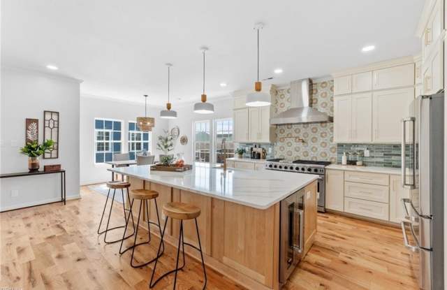 9542R 17th Bay Street