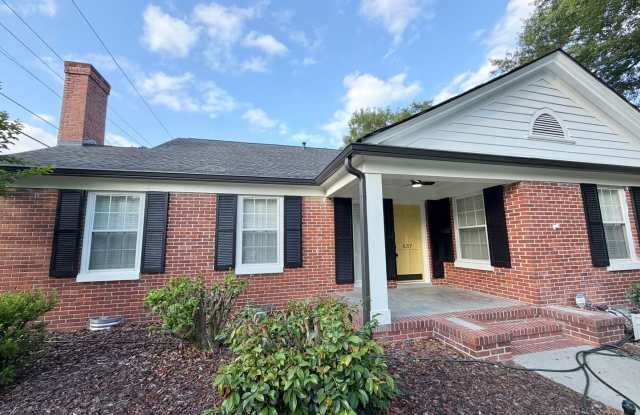 3/2 Duplex Conveniently Situated in an Established Neighborhood!