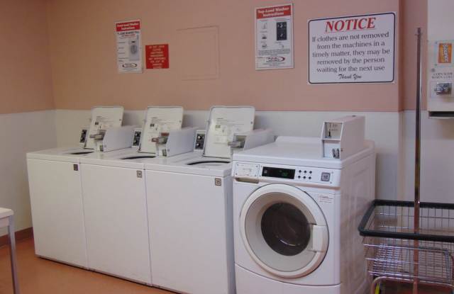 Lower Level Smokey Lane 1 bedroom, 1 bath condo