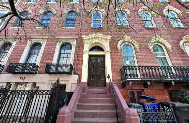 713 PARK AVE