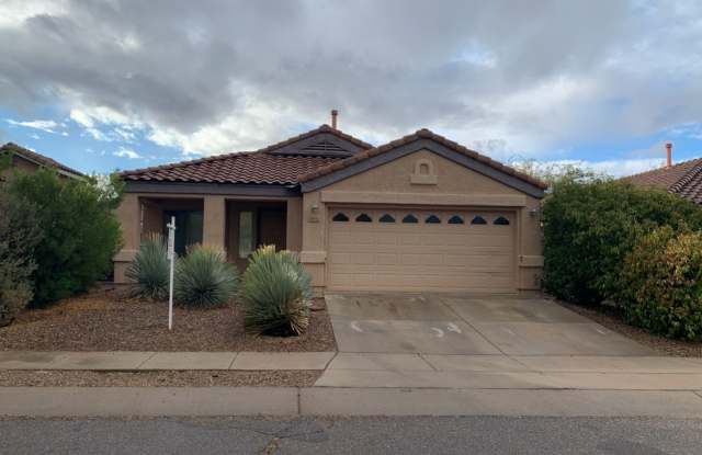 Spectacular 4 Bed/2 Bath House in Rita Ranch! Two Separate Living Areas!!