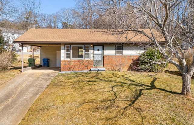 Sunny Two-Bedroom Home in West Asheville (Lawn Maintenance Included)