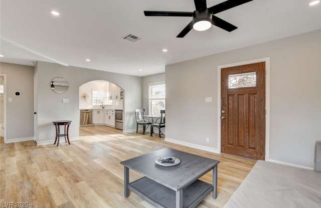 1017 E Oakey Boulevard