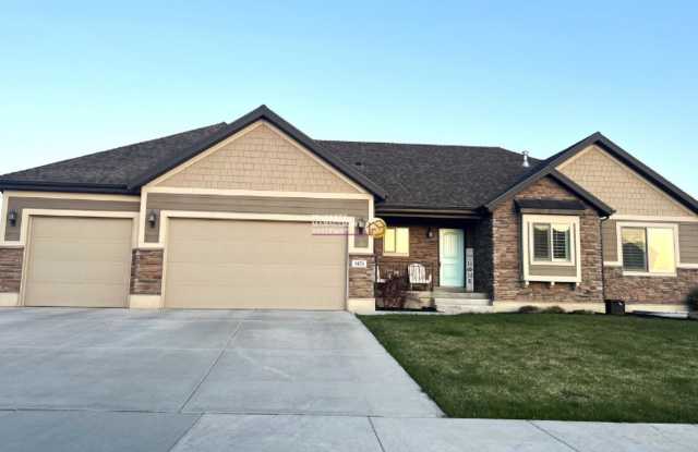 Beautiful 6 Bedroom Home in West Jordan!