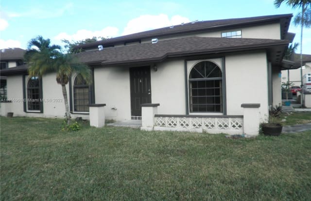 4586 SW 139th Ct - 4586 SW 139th Ct, Kendale Lakes, FL 33175