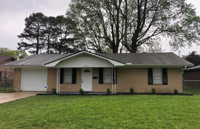 1302 Avondale Dr - 1302 Avondale Drive, Pine Bluff, AR 71601