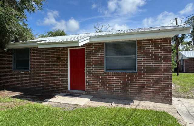 Newly Renovated 2 Bedroom Brick Apartment near Downtown Live Oak