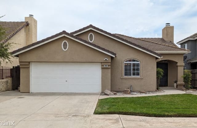 946 Robinson Ave - 946 Robinson Avenue, Clovis, CA 93612