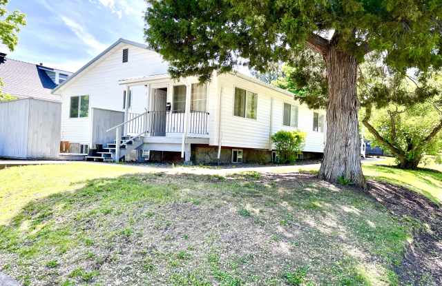 706 M Avenue