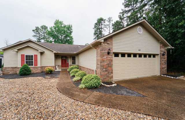 Charming 3 bedroom, 2 bathroom located in the picturesque Hot Springs Village