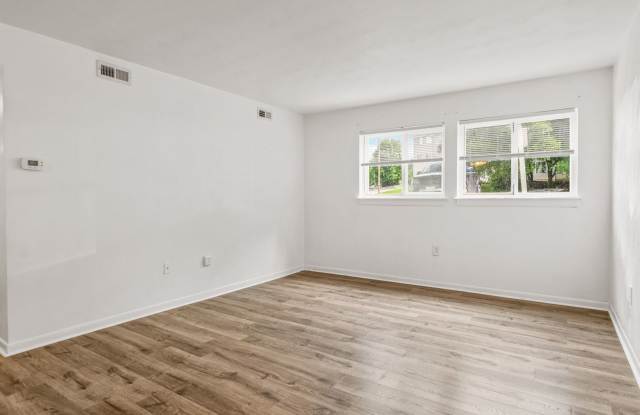 2 bed/1 Bath Undergrads OK. Bus line.