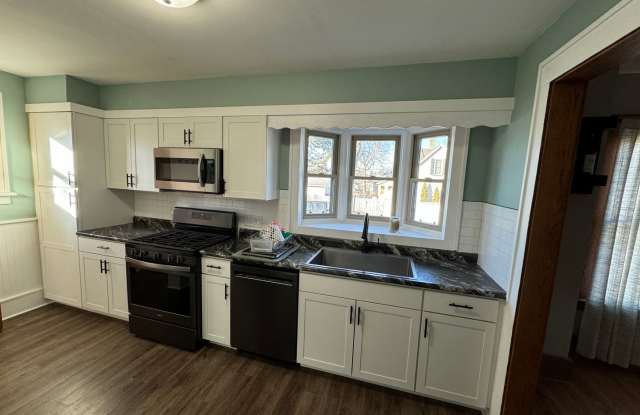 Updated 2bd/2ba Central Dav with Bonus rooms