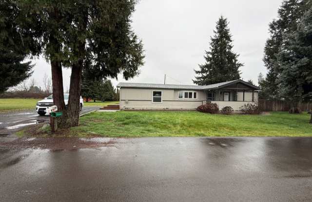 Charming 3-bedroom, 2-bathroom manufacture home located in Cottage Grove