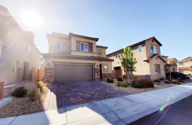 3 BEDROOM HOME WITH ROOFTOP DECK! STRIP VIEWS!