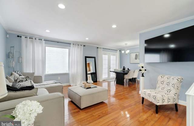 900 E TANTALLON Drive