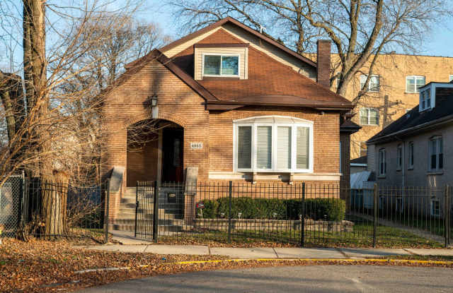 Photo of Gorgeous 5 Bedroom / 4 Full Bath Home along Chicago River