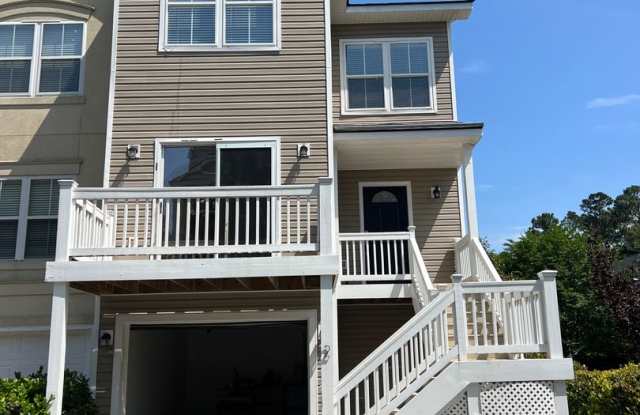 Beautiful Home, Mid-Island in Yacht Cove!