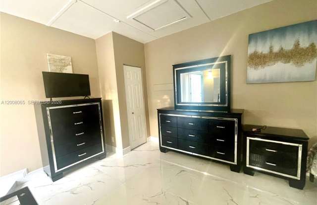 1537 NE 30th Ct