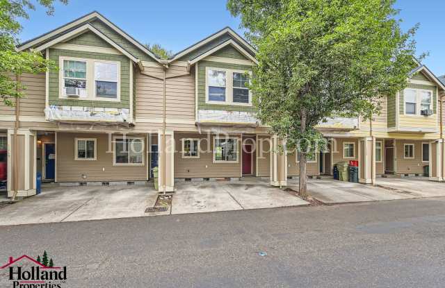 Photo of Beautiful 3 Bed / 2 Bath home in Hillsboro NEW PRICE at $1,750 plus Special $150 credit on your first full month's rent ***