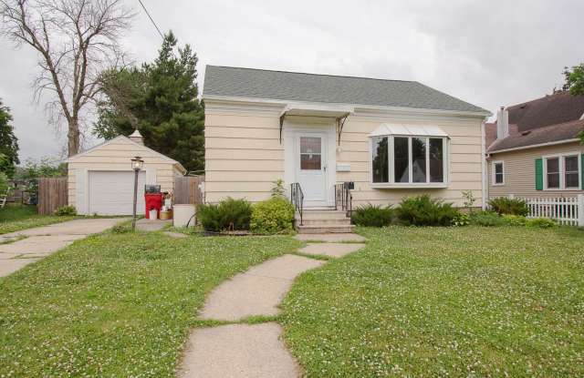 Spacious Multi Level Home In Austin With Garage And Sheds