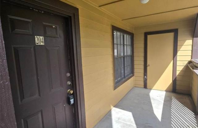 300 LAKEPOINTE DRIVE