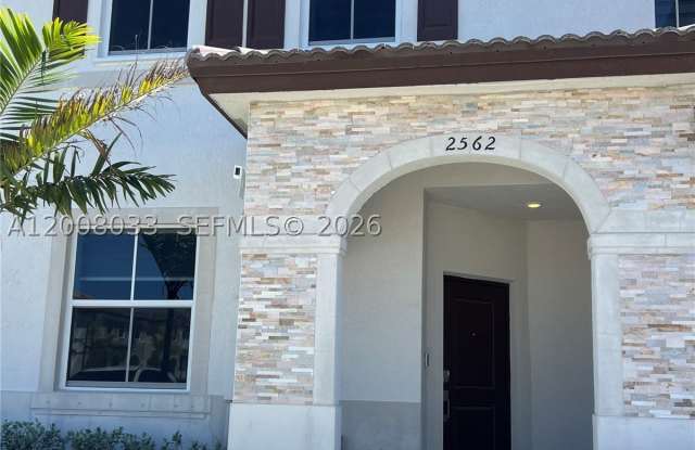 2562 SE 29th St