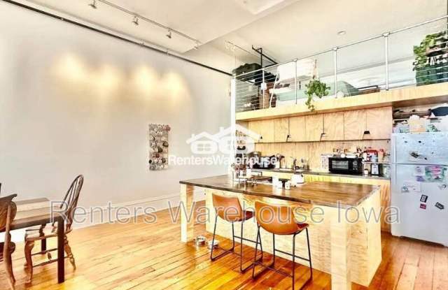 522 1/2 E Grand Ave