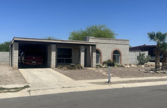 2836 W Calle Del Huerto - 2836 West Calle Del Huerto, Casas Adobes, AZ 85741