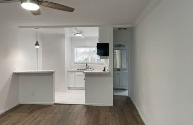 1136-1160 N. El Centro Ave.