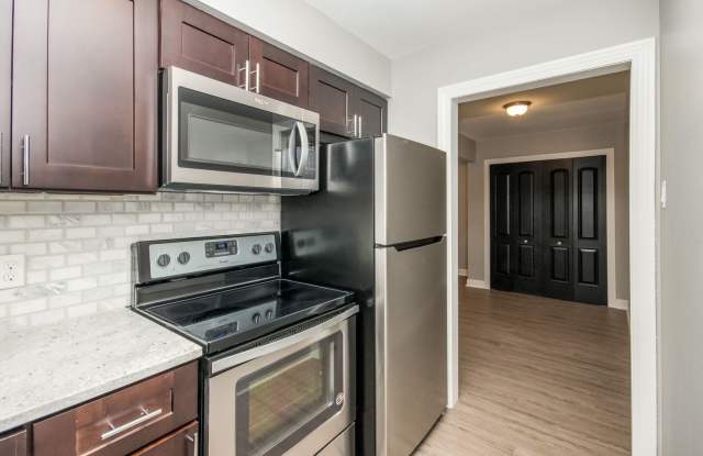 COMPLETELY UPDATED 2 BEDROOM ROYAL OAK UNIT!! photos photos