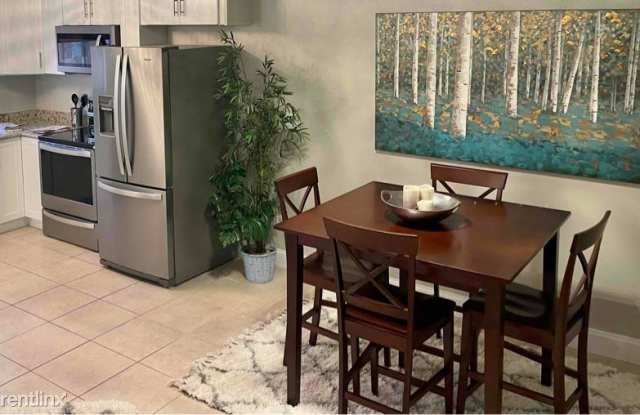 1470 Park Shore Cir 3