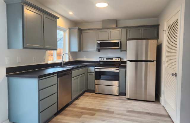 3 Bedroom Campus Duplex!