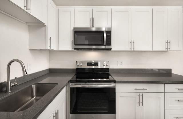 1 Month Free! Greenlake 2 Bedroom - Top Floor, Washer/Dryer, Private Balcony, Parking Available