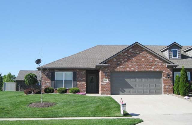Beautiful 2BR Villa in Vintage Falls with Gorgeous Hardwood Floors  Screened Porch! Mowing/Landscaping Included!