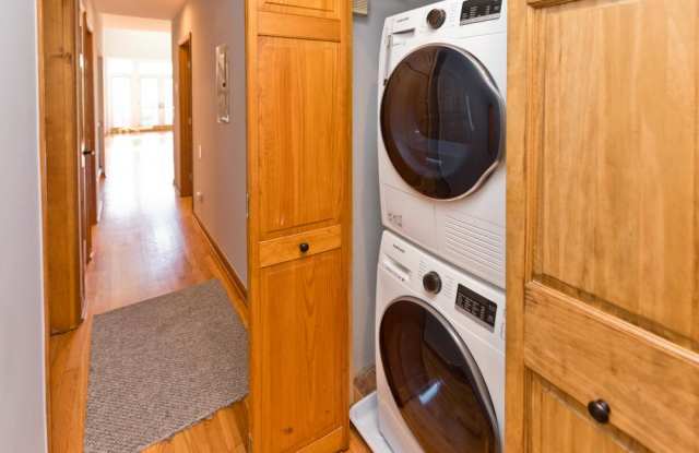 2338 North Greenview Avenue