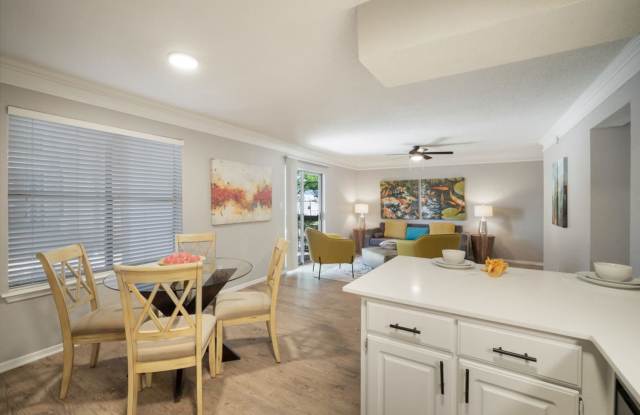 Summit at Hyde Park Apartments