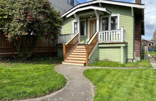 Charming 4-Bedroom Home in Phinney Ridge.  Pets welcome!