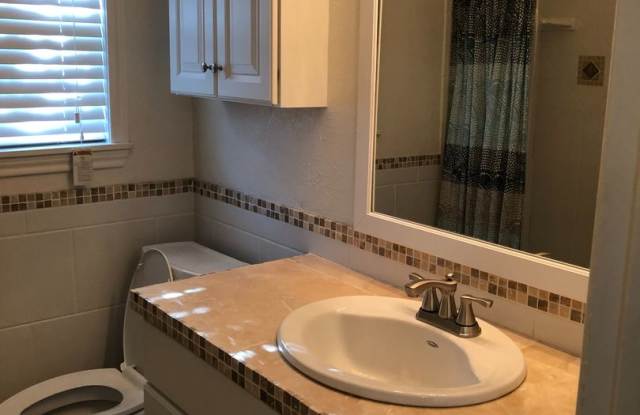 2/1 Duplex with Fenced Backyard!