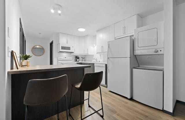 1005 South Lake Street