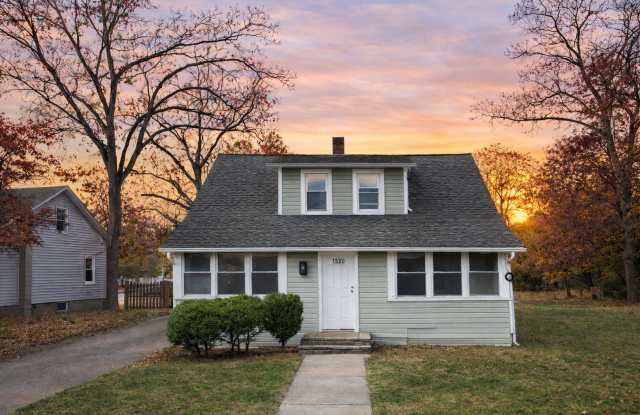 Charming 3BR/2BA Cape Cod with Garage in Toms River