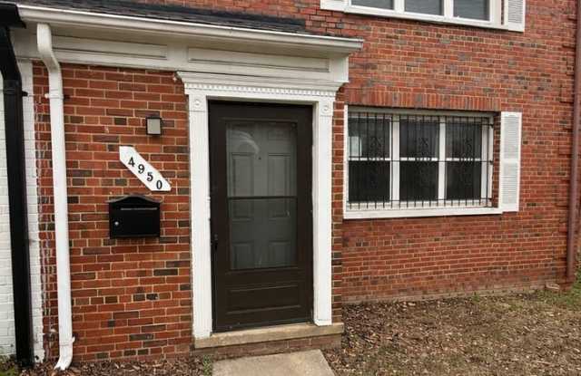 Beautiful 3 Bedroom 2 bath Townhome Conveniently Located and updated