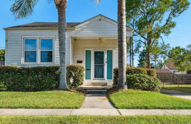 Photo of Cozy single family cottage near Ochsner with private driveway and large yard.